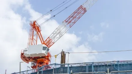 建設現場でのクレーン作業や高所作業の指示